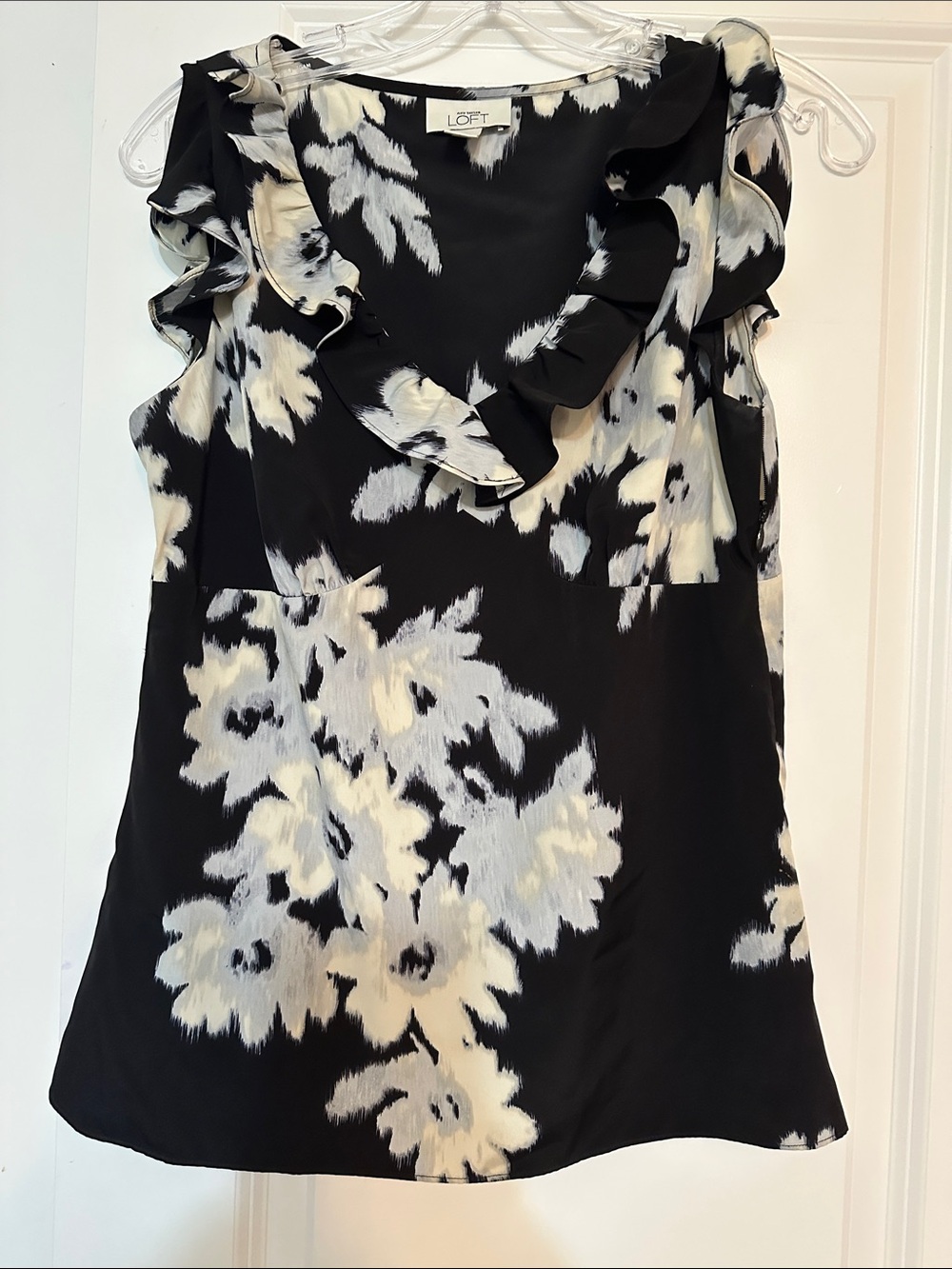Sz 6 Loft sleeveless blouse black floral print with ruffled detailing neckline.
